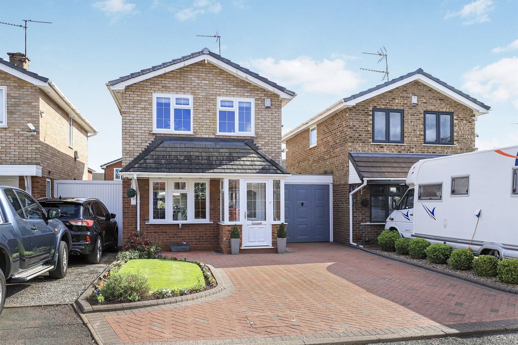 3 bed link detached house for saleAshwells Grove, Pendeford, Wolverhampton WV9