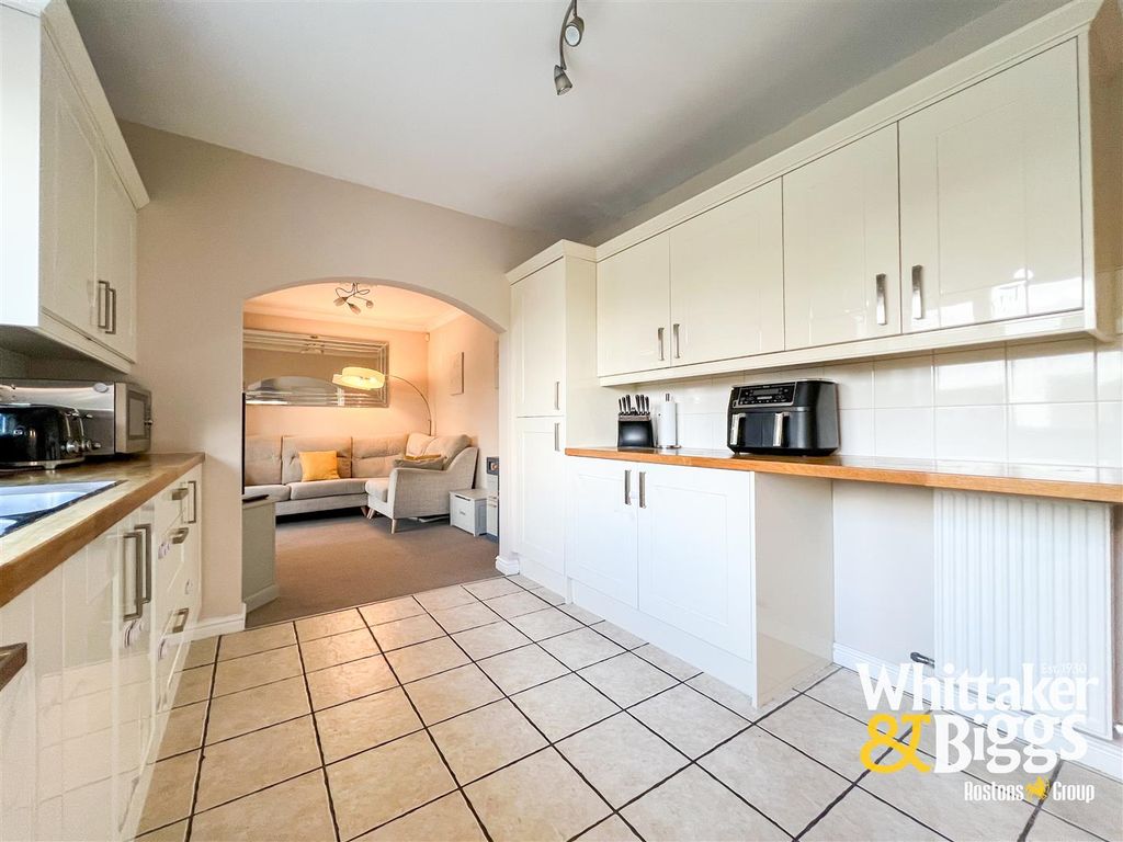 5 bed detached house for saleSandy Hill, Werrington ST9 photo 5