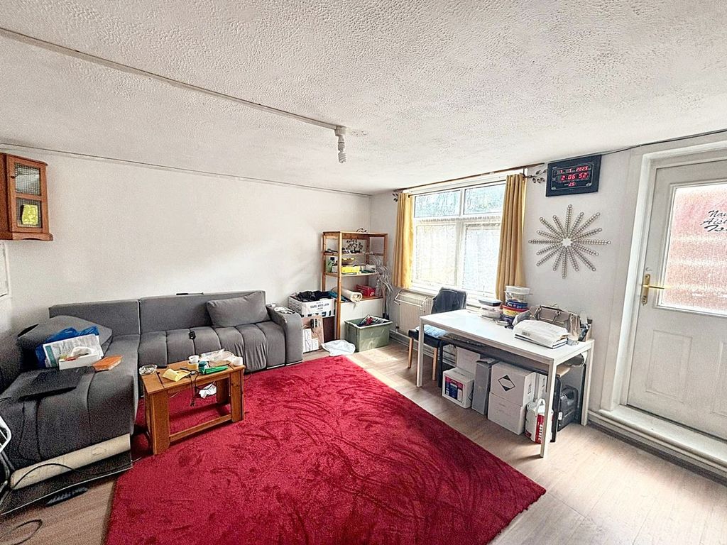 2 bed maisonette for saleChester Close, Leicester LE1 photo 4