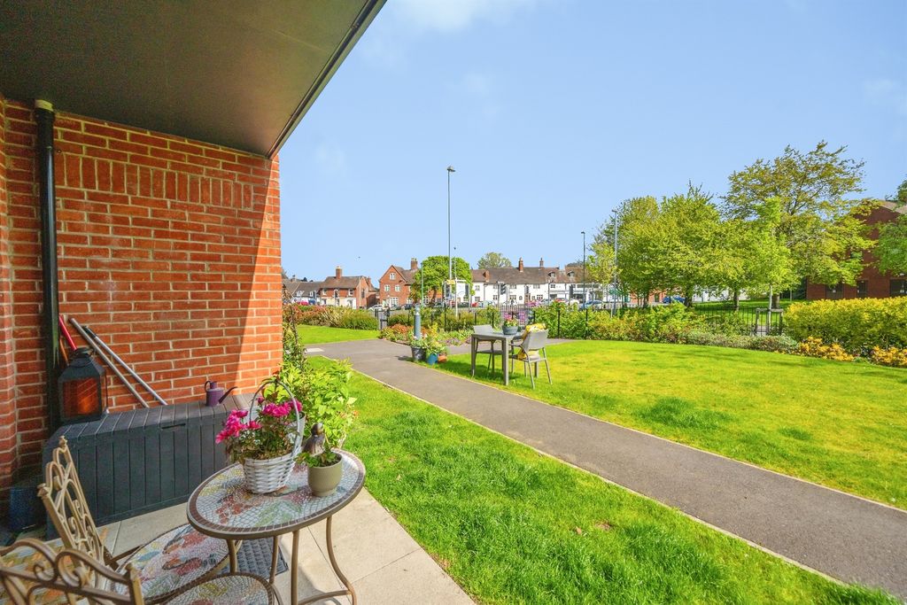 1 bed flat for saleRotten Row, Lichfield WS13 photo 2