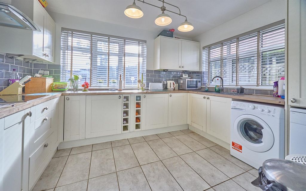 3 bed semi-detached house for saleDean Close, Hinckley LE10 photo 3