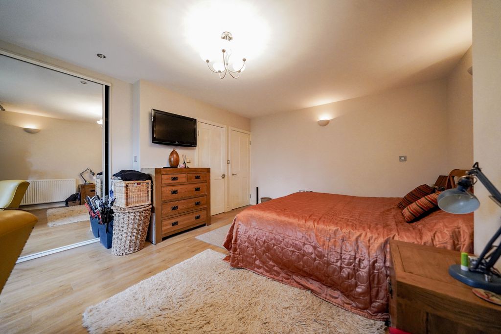 Additional image 15 of 5 bed end terrace house for salePeters Drive, Leicester, Leicestershire LE5