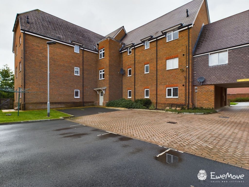 2 bed flat for saleDimmer Drive, Wilton, Salisbury, Wiltshire SP2 photo 3