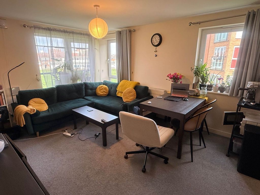 2 bed flat for salePavilion Close, Leicester LE2 photo 2