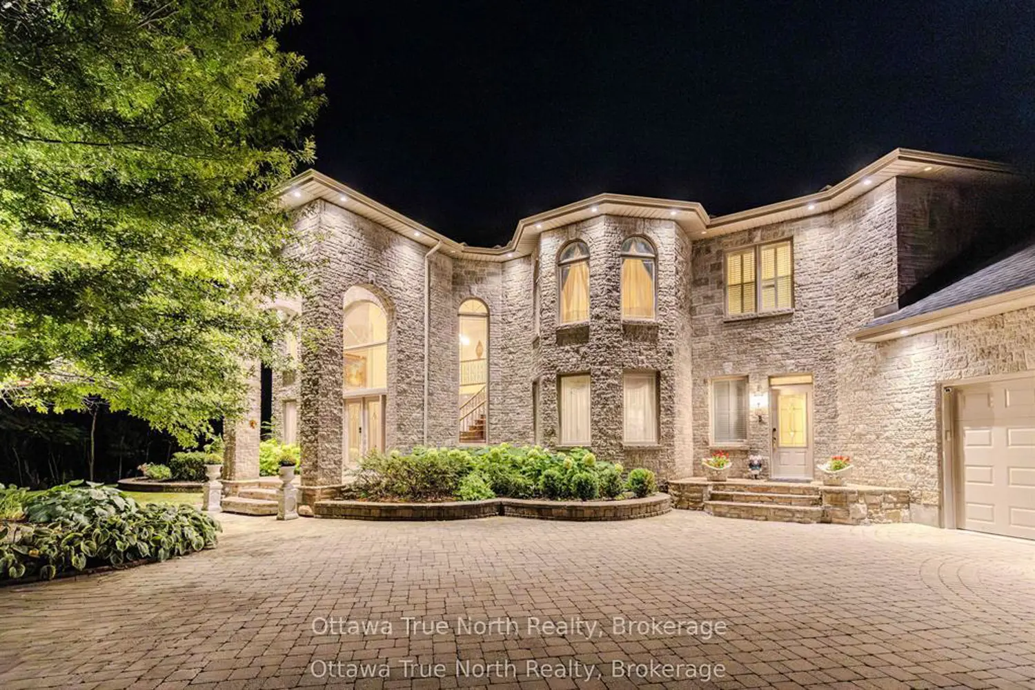 5884 Earlscourt Crescent