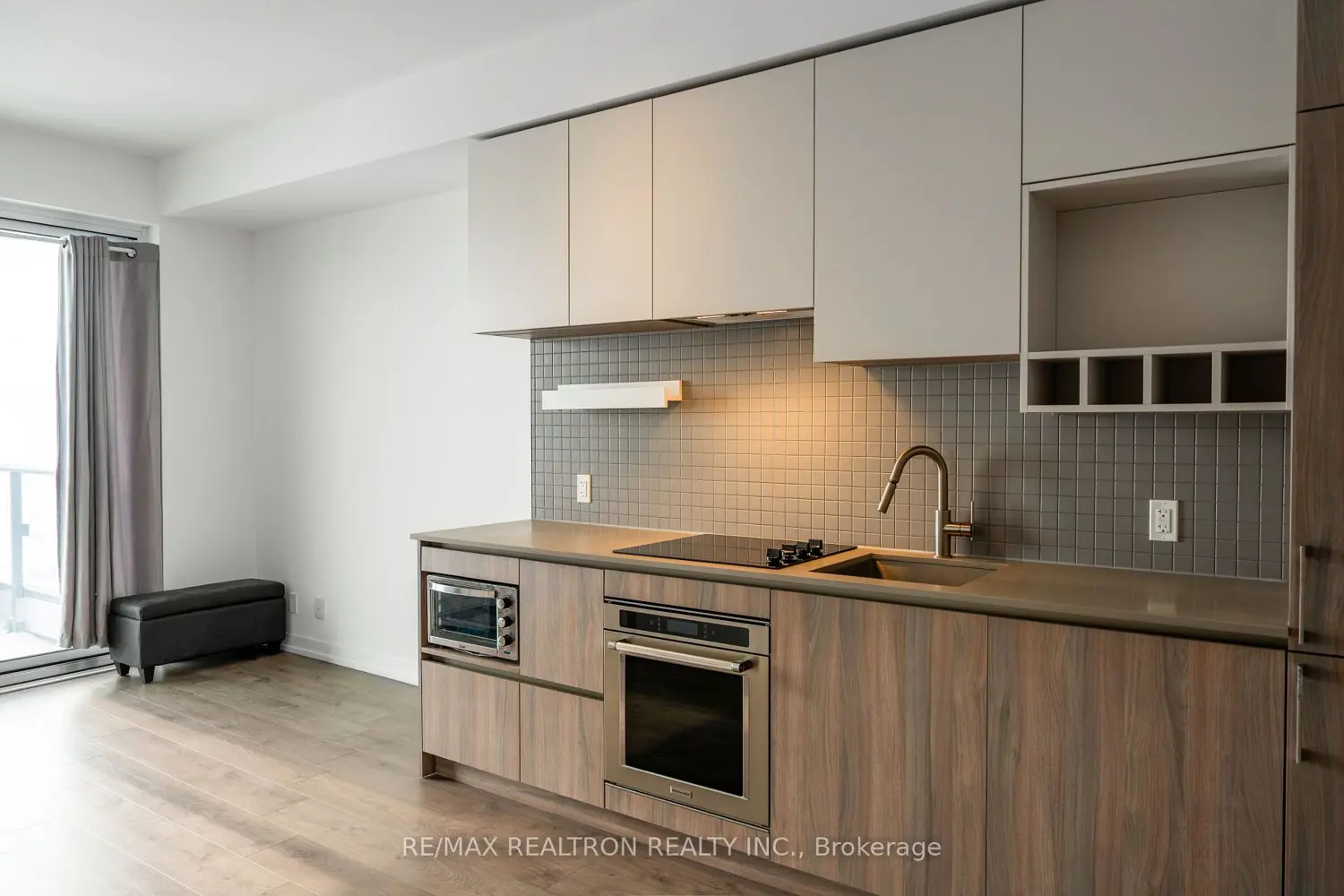 950 Portage Parkway 5208