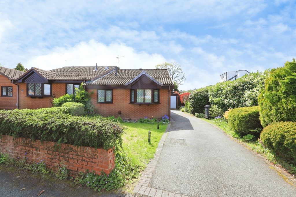 2 bed bungalow for saleGlendale Close, Wolverhampton, West Midlands WV3