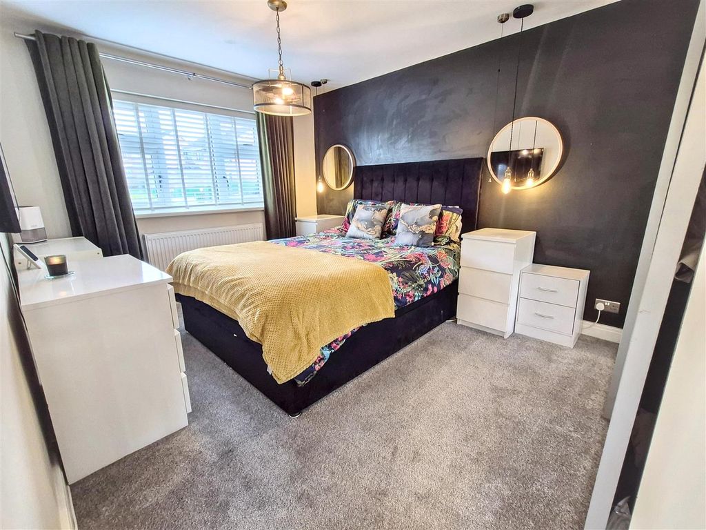 3 bed link detached house for saleDebenham Crescent, Eaton Park, Stoke-On-Trent ST2 photo 4
