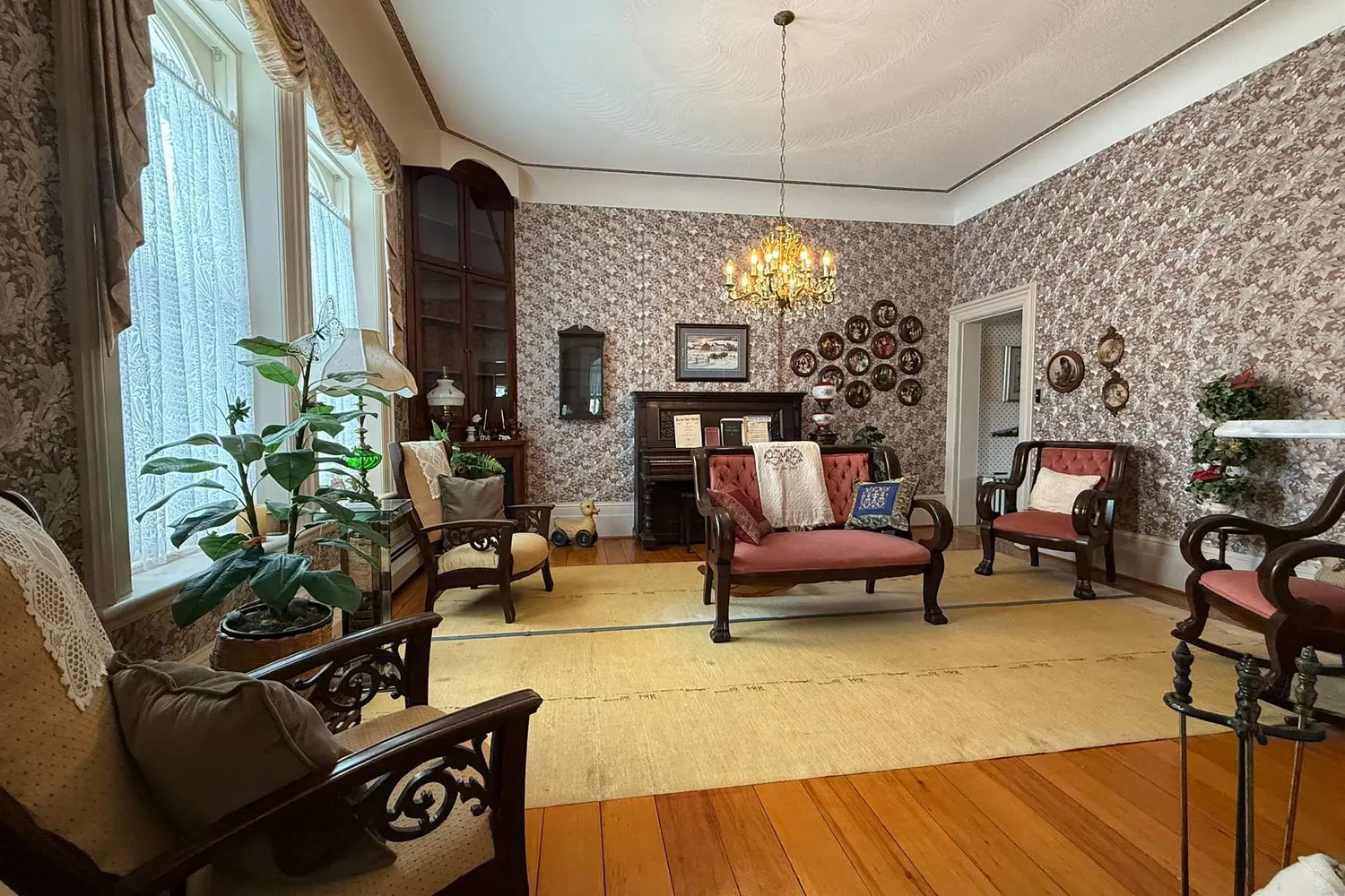 538 Queen Street photo 5