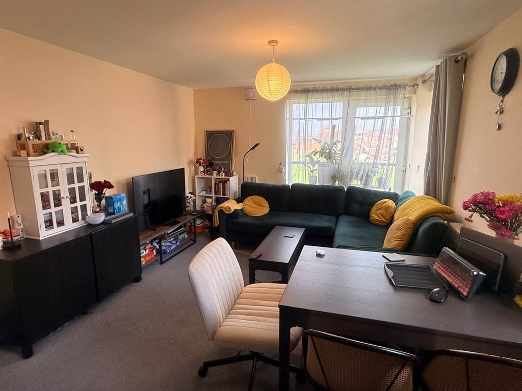 2 bed flat for salePavilion Close, Leicester LE2 photo 3