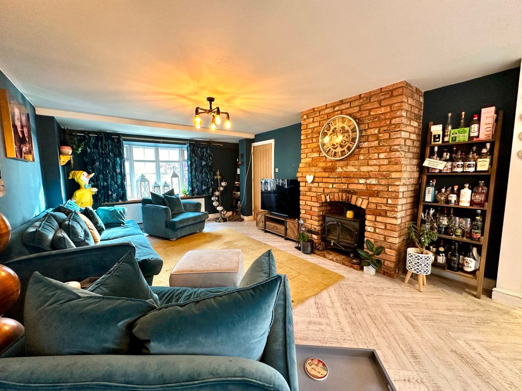 7 bed detached house for saleThe Croft, Engine Meadow WV11 photo 4