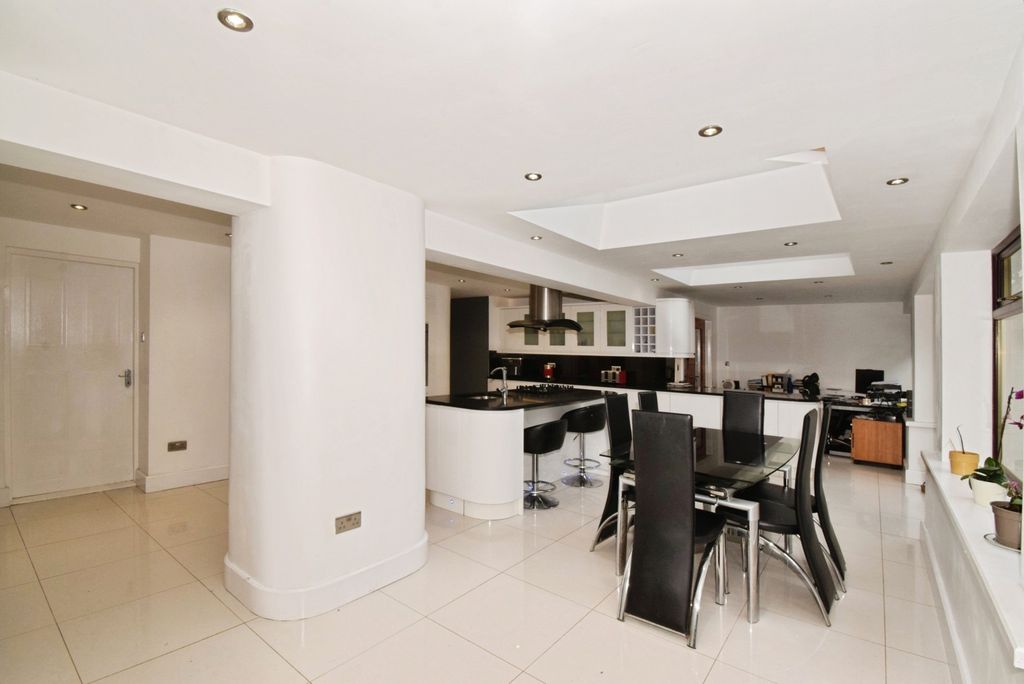 5 bed detached house for saleParkside Close, Leicester, Leicestershire LE4 photo 4