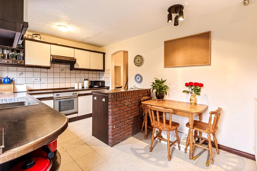 4 bed detached house for saleCarisbrooke Park, Leicester LE2 photo 3