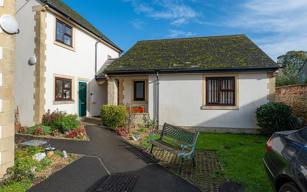 2 bed property for saleThornleigh, Melksham SN12 photo 2