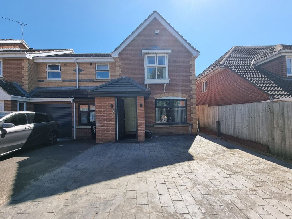 4 bed town house for saleRamson Close, Hamilton, Leicester LE5