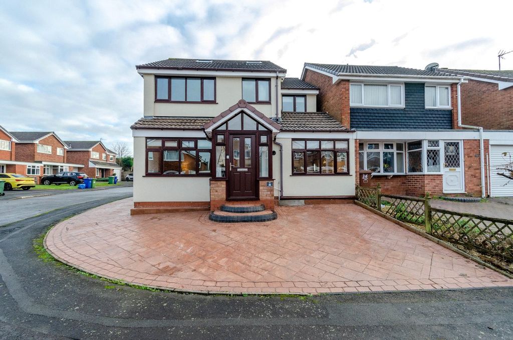 5 bed link detached house for saleGainsbrook Crescent, Norton Canes, Cannock, Staffordshire WS11
