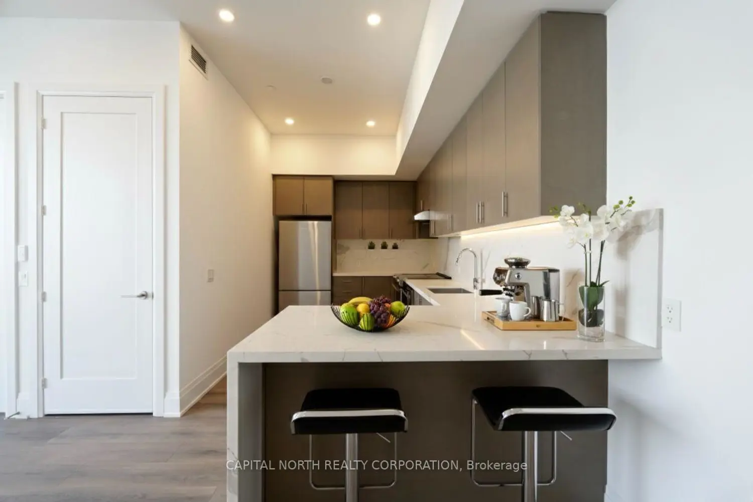 9000 Jane Street 704 photo 3