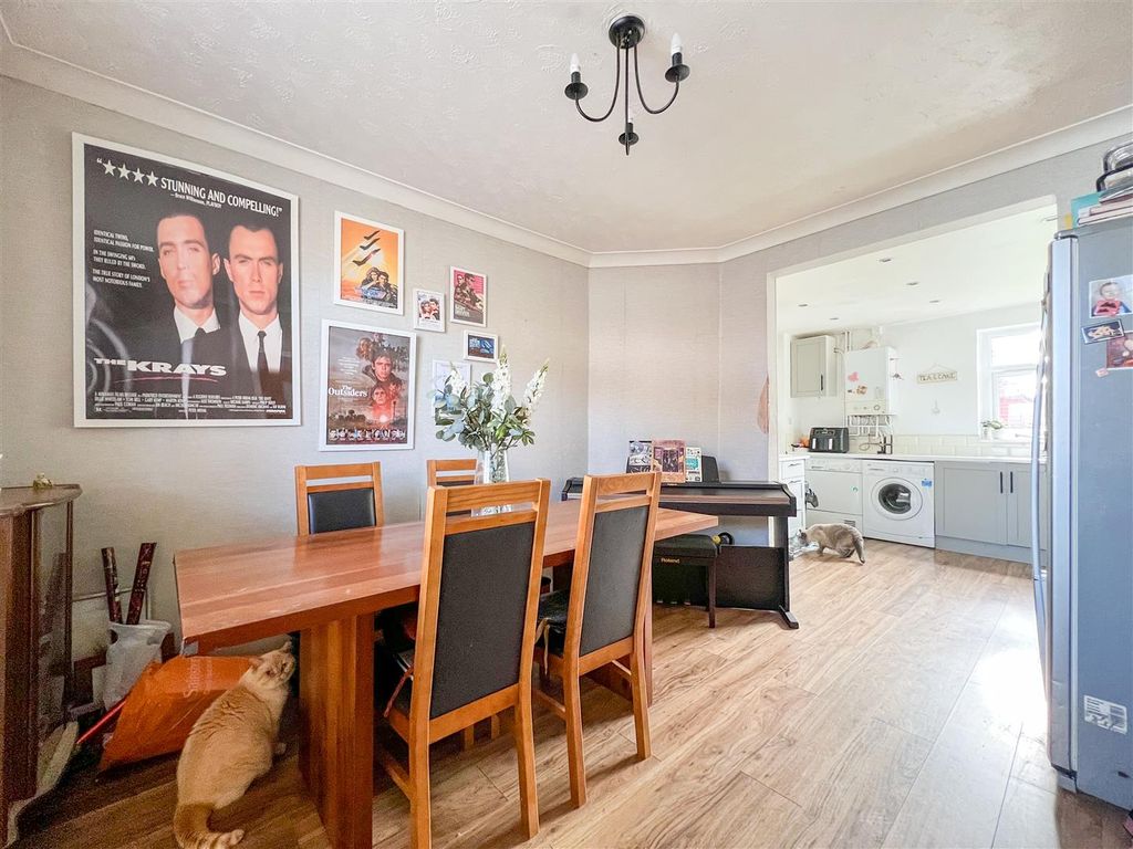 Additional image 8 of 4 bed property for saleHillswood Avenue, Leek ST13