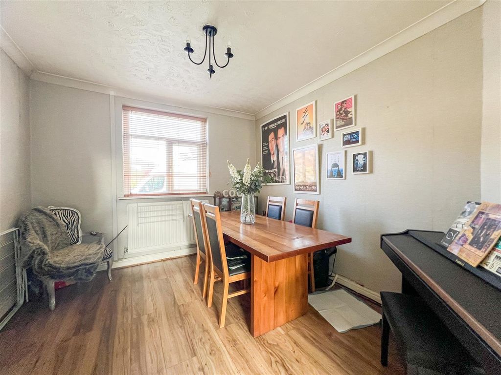 Additional image 7 of 4 bed property for saleHillswood Avenue, Leek ST13