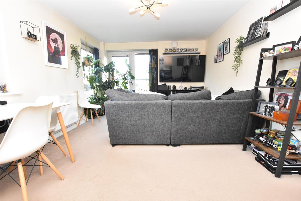 2 bed flat for salePavilion Close, Leicester LE2 photo 5