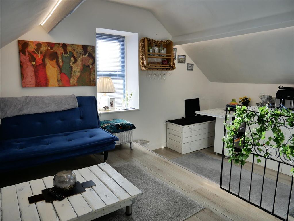 2 bed flat for saleNorth Street, Calne SN11
