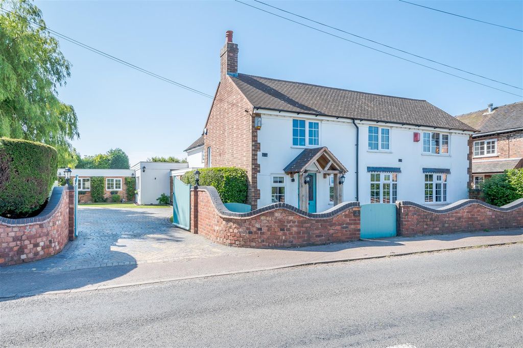 4 bed detached house for saleLynn Lane, Lynn, Lichfield WS14
