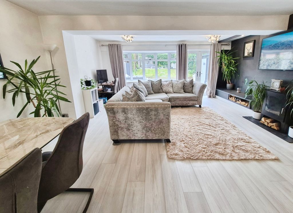3 bed link detached house for saleDebenham Crescent, Eaton Park, Stoke-On-Trent ST2 photo 2