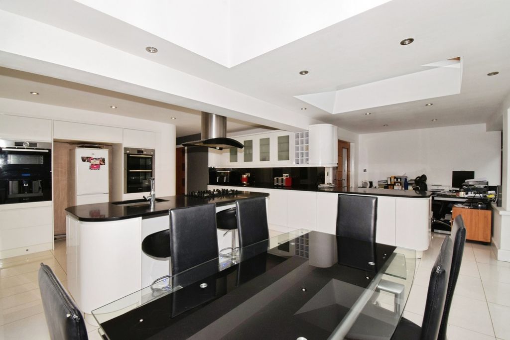 5 bed detached house for saleParkside Close, Leicester, Leicestershire LE4 photo 2