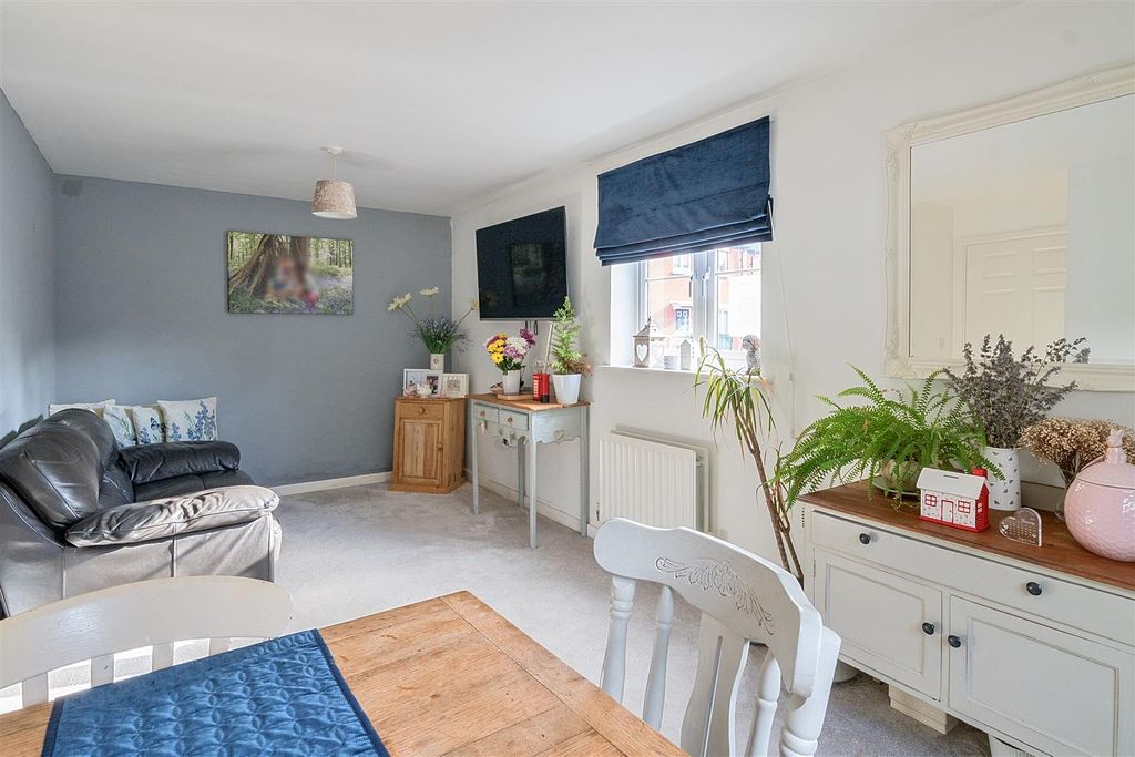 2 bed flat for saleWadworth Road, Devizes SN10 photo 2