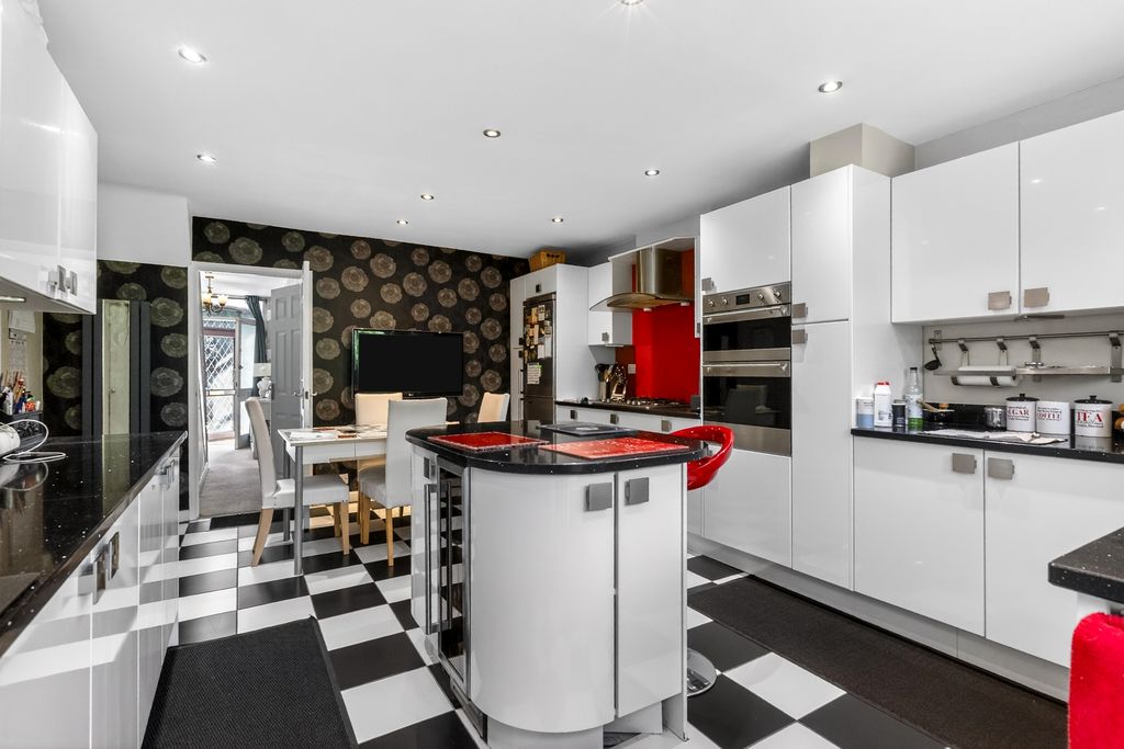 4 bed detached house for saleLutterworth Road, Leicester LE2 photo 5
