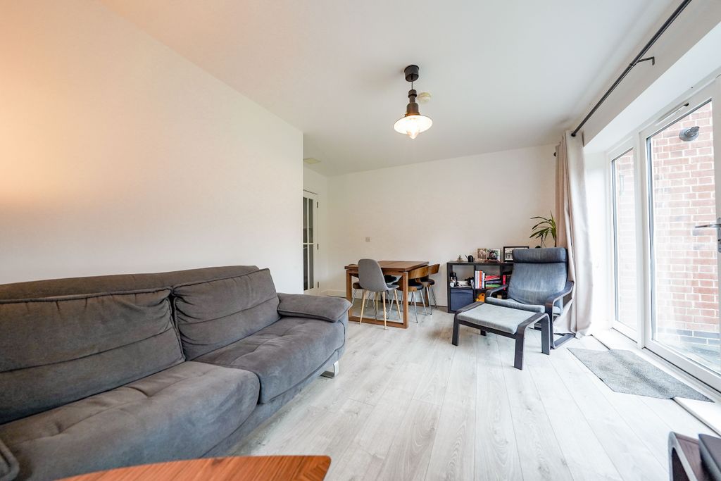Additional image 3 of 2 bed flat for saleElms Road, Stoneygate, Leicester LE2
