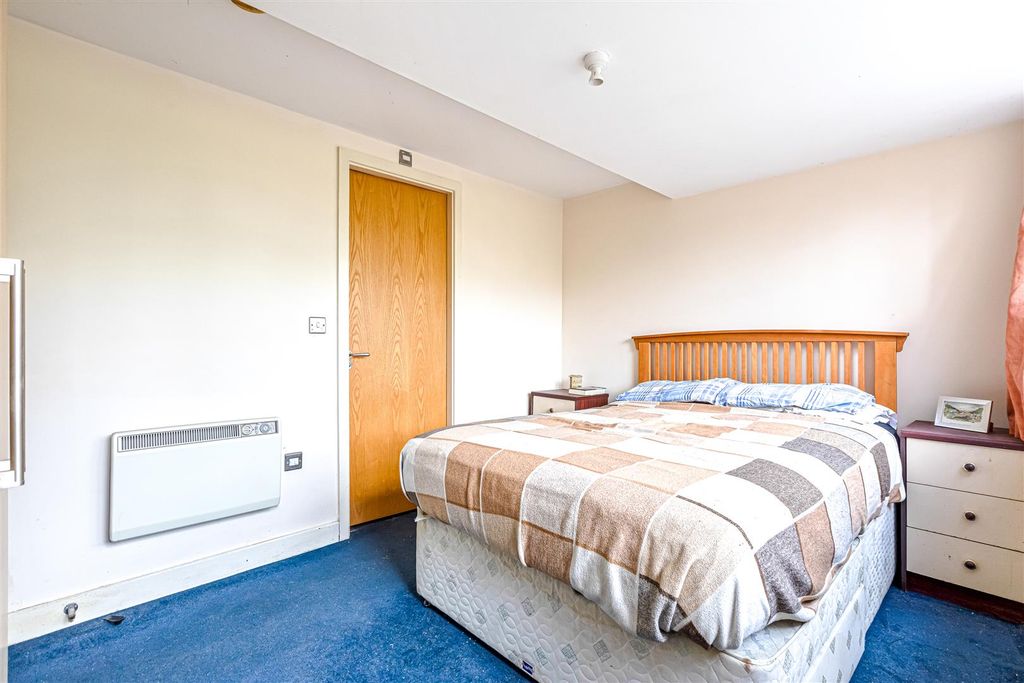 Additional image 11 of 2 bed flat for saleThe Laurels, Knighton Park Road, Leicester LE2