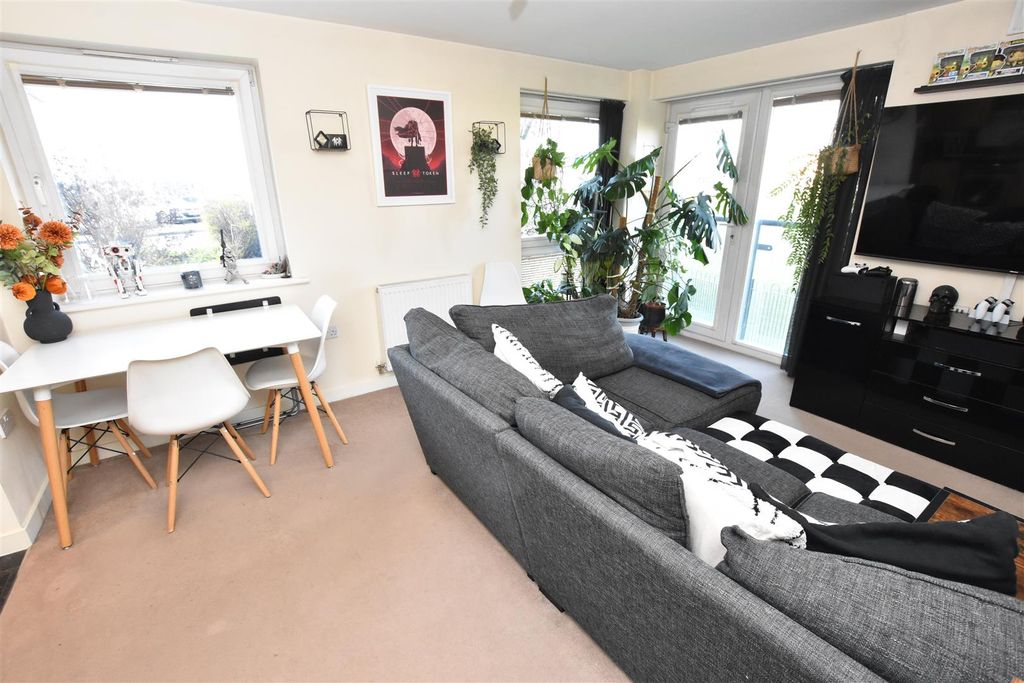 2 bed flat for salePavilion Close, Leicester LE2 photo 4