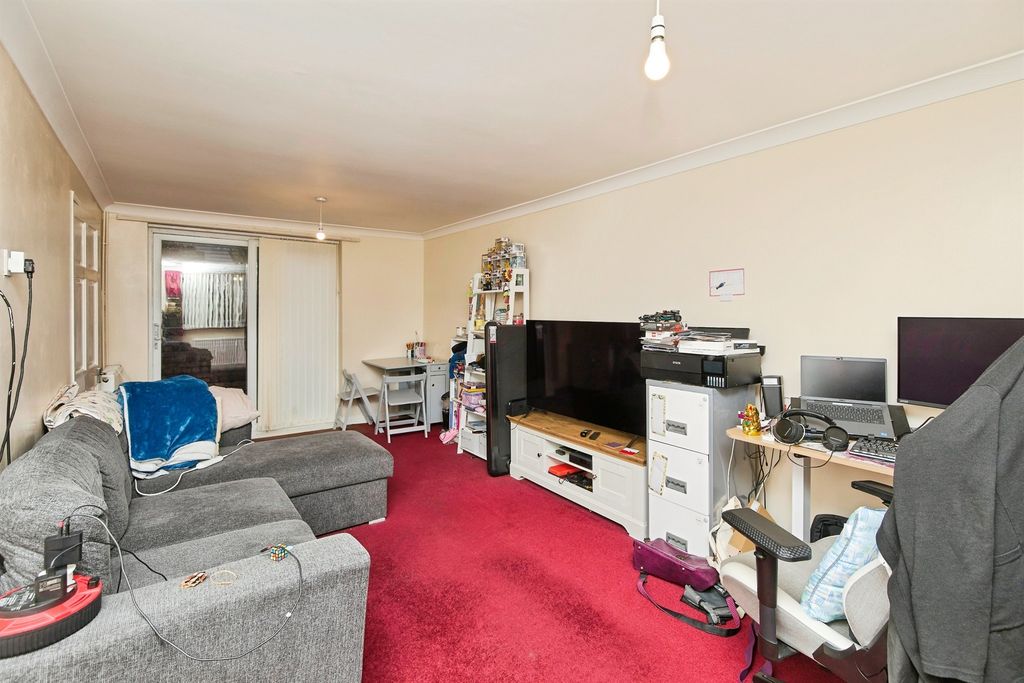 3 bed semi-detached house for saleDunedin Crescent, Burton-On-Trent DE15 photo 5