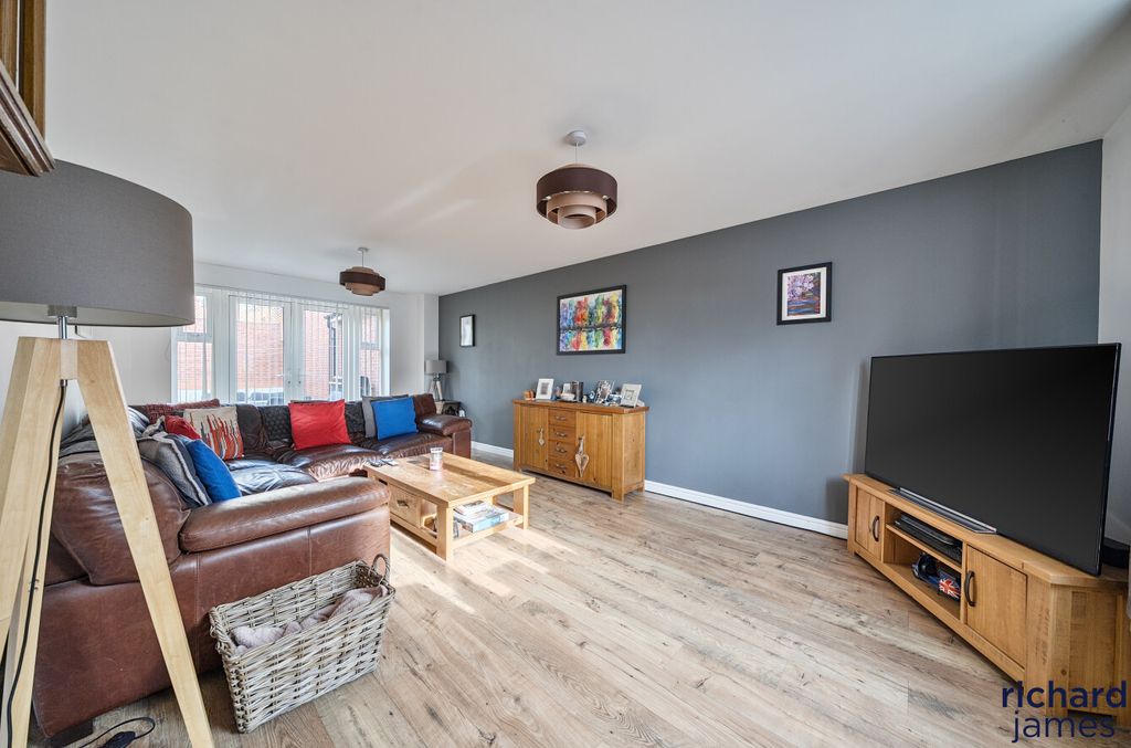 Additional image 3 of 5 bed detached house for saleCloatley Crescent, Royal Wootton Bassett, Royal Wootton Bassett SN4