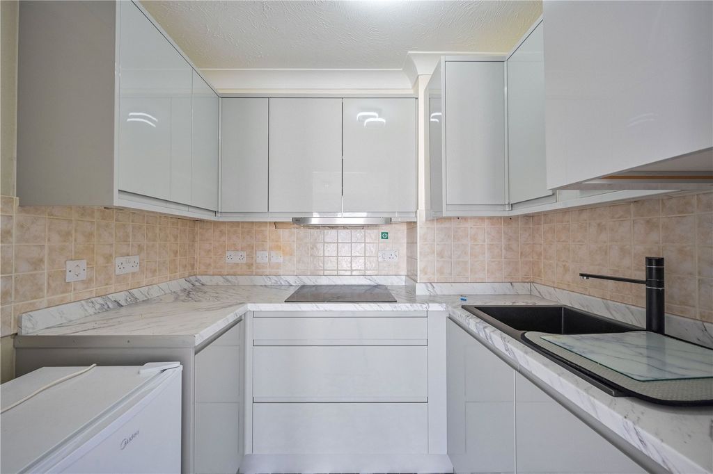 1 bed flat for saleWolverhampton Road, Forebridge, Stafford, Staffordshire ST17 photo 3
