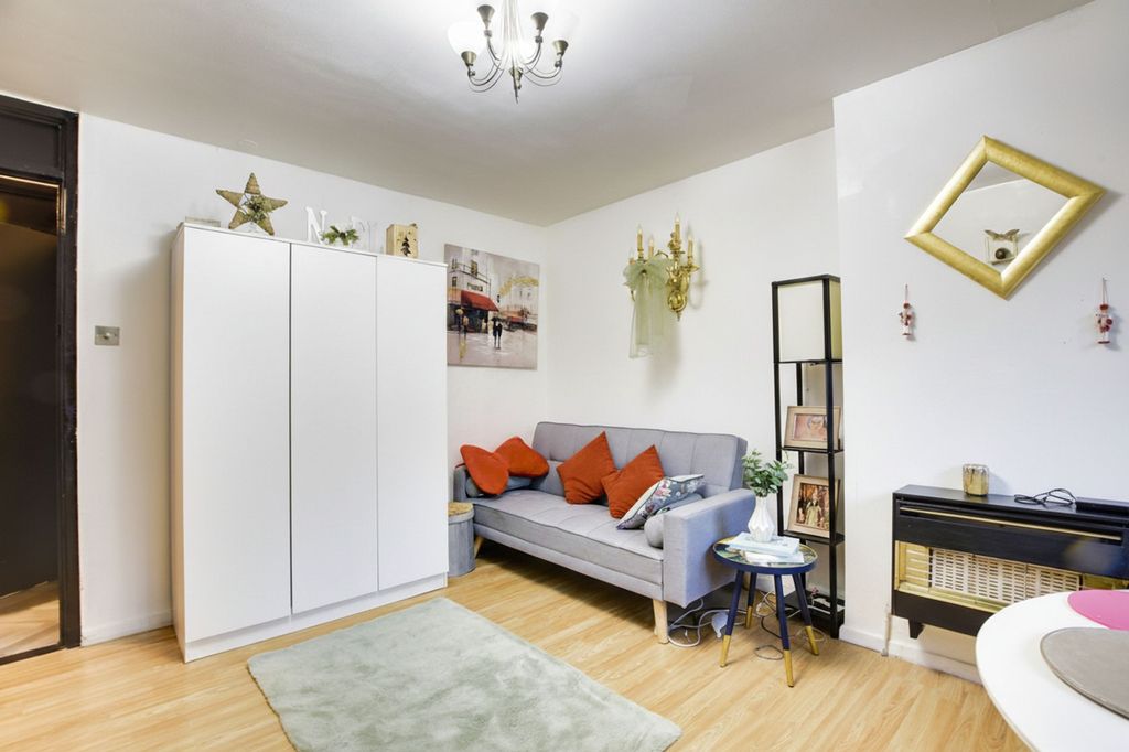 Additional image 2 of 1 bed flat for saleAndrewes Close, Off Narborough Road, Leicester LE3