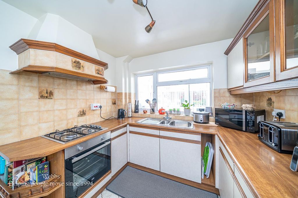 3 bed semi-detached house for saleHigh Croft, Aldridge, Walsall WS9 photo 3
