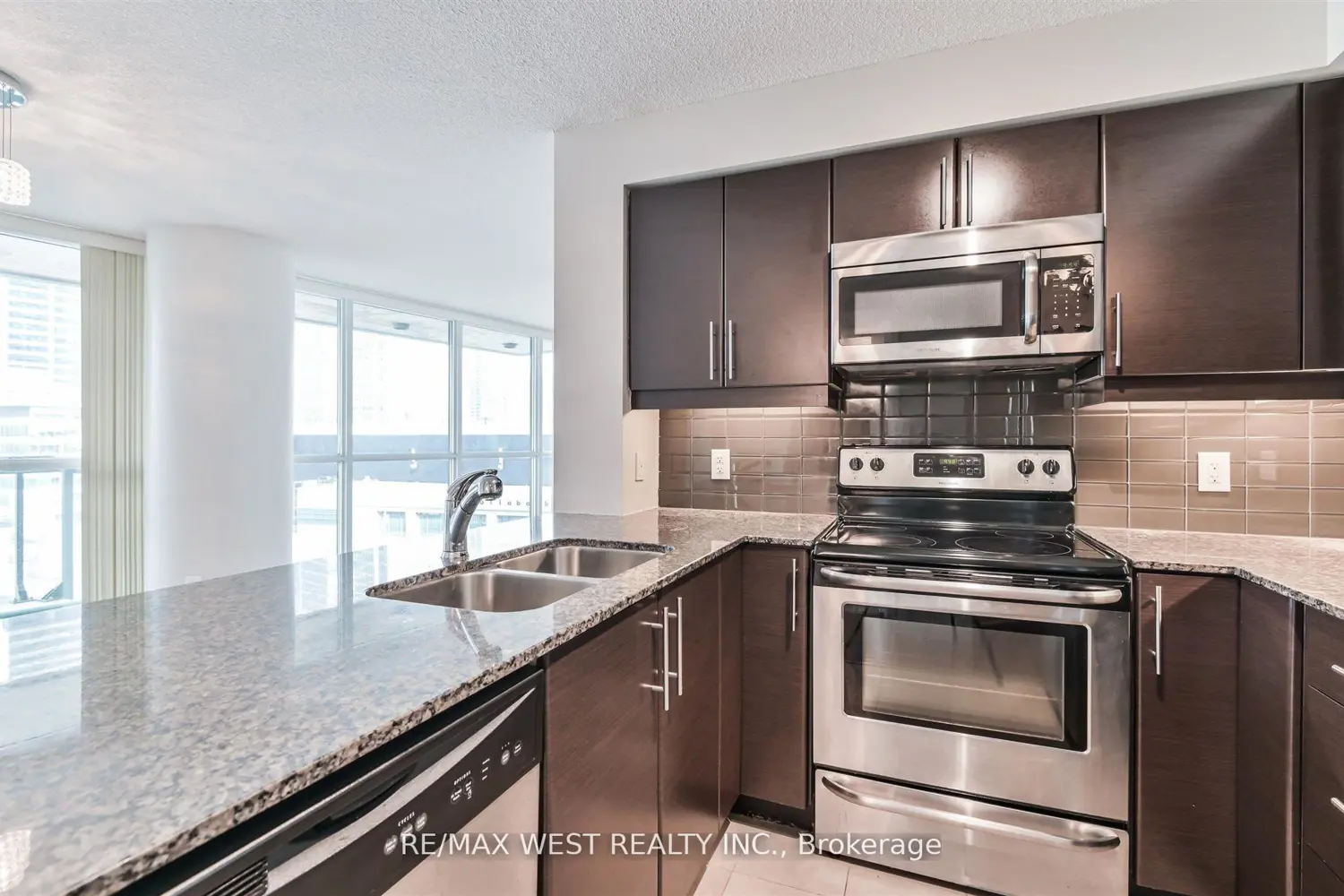 Additional image 8 of 33 Bay Street 903