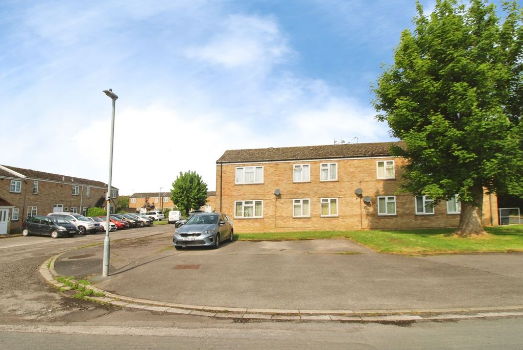 2 bed flat for saleDogridge, Purton SN5 photo 2