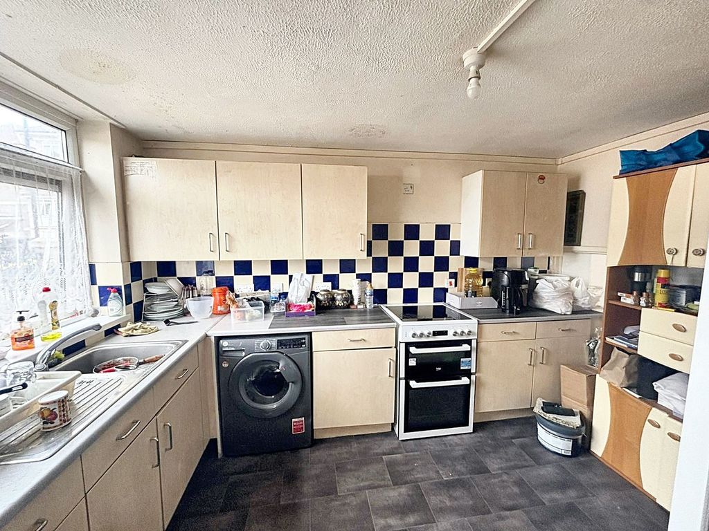 2 bed maisonette for saleChester Close, Leicester LE1 photo 2