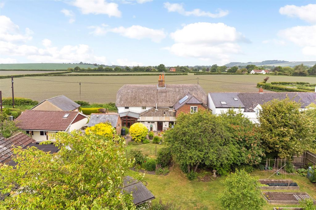 4 bed detached house for saleCoate, Devizes SN10 photo 2