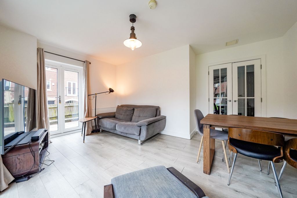 Additional image 4 of 2 bed flat for saleElms Road, Stoneygate, Leicester LE2