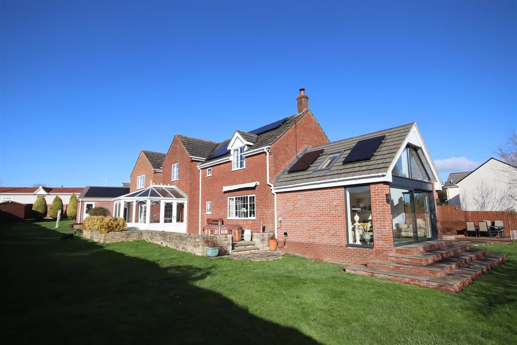4 bed detached house for saleThe Banks, Lyneham, Chippenham SN15