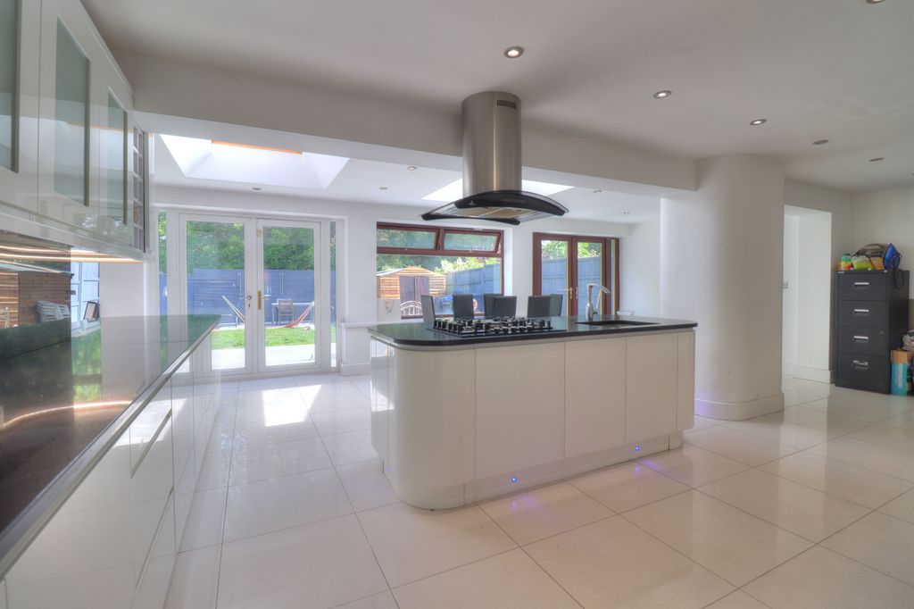 5 bed detached house for saleParkside Close, Leicester LE4 photo 3
