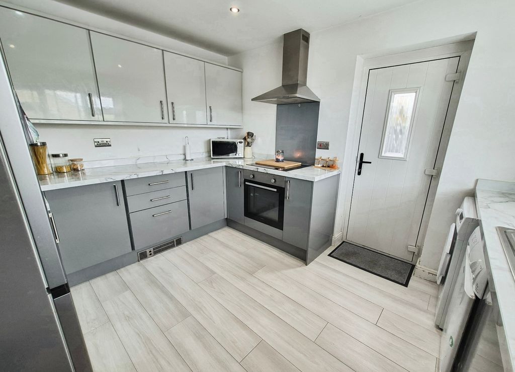 3 bed link detached house for saleDebenham Crescent, Eaton Park, Stoke-On-Trent ST2 photo 3