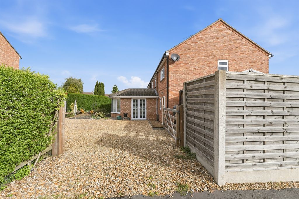 Additional image 2 of 4 bed terraced house for saleGlen Crescent, Stamford PE9