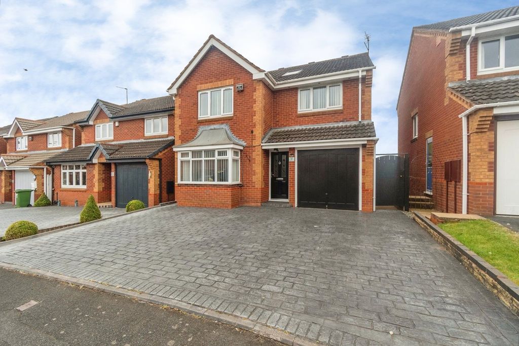 5 bed detached house for saleClematis Drive, Pendeford, Wolverhampton WV9