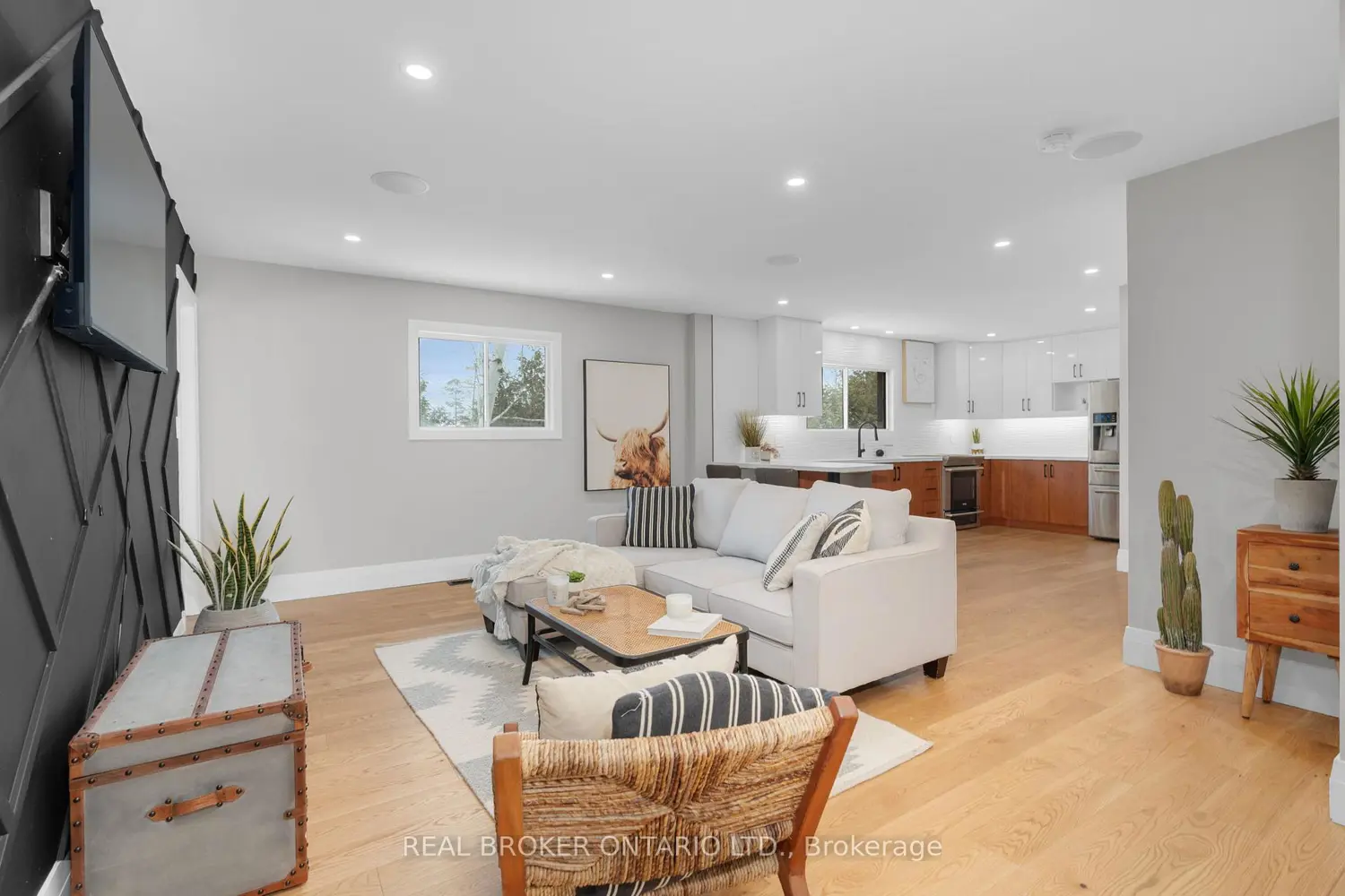 Additional image 10 of 943 Barry Avenue