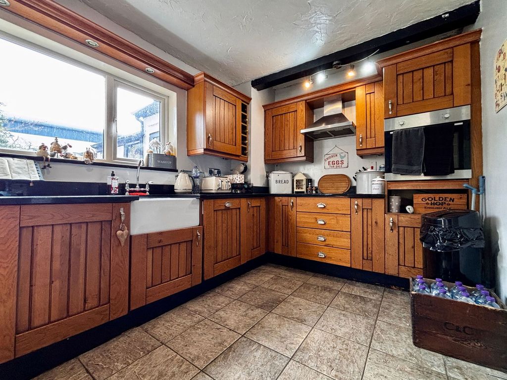 2 bed bungalow for saleLichfield Road, Barton Under Needwood Burton-On-Trent DE13 photo 3